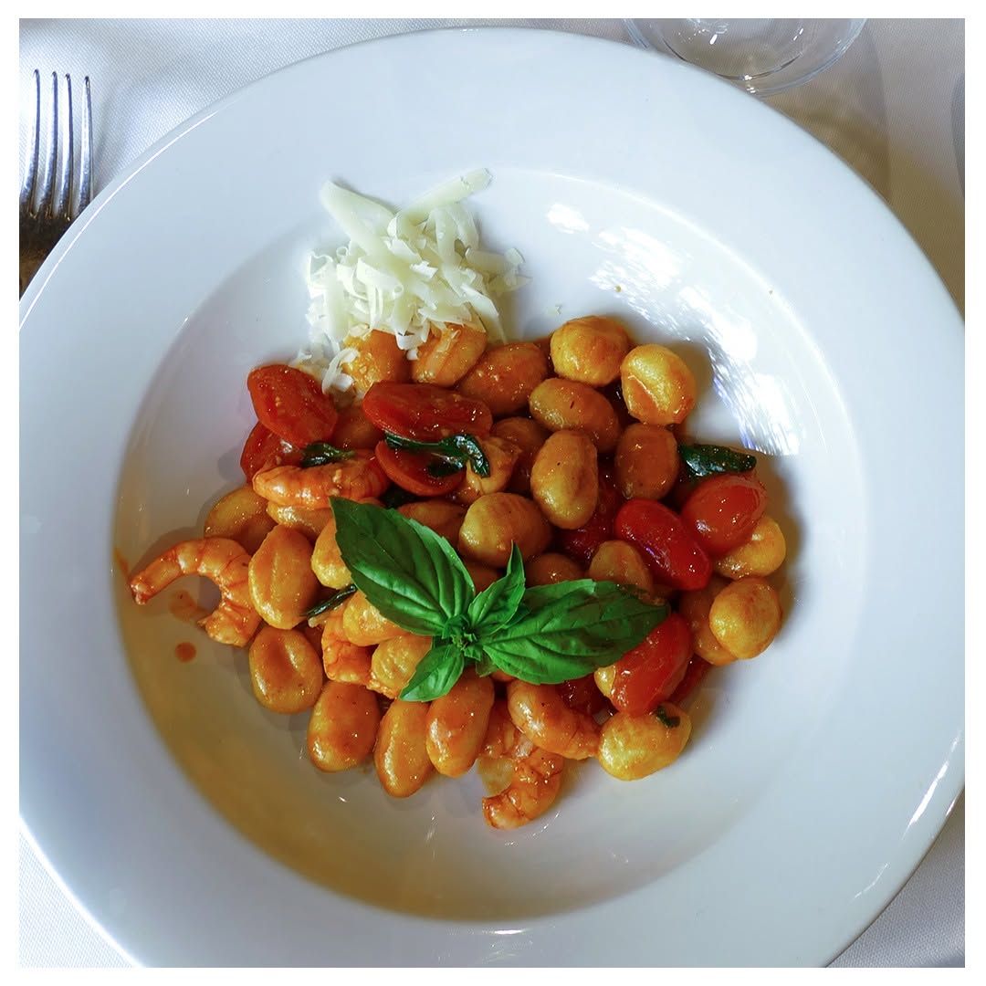 Gnocchi con Gambas rojas, tomate cherry y queso pecorino en 