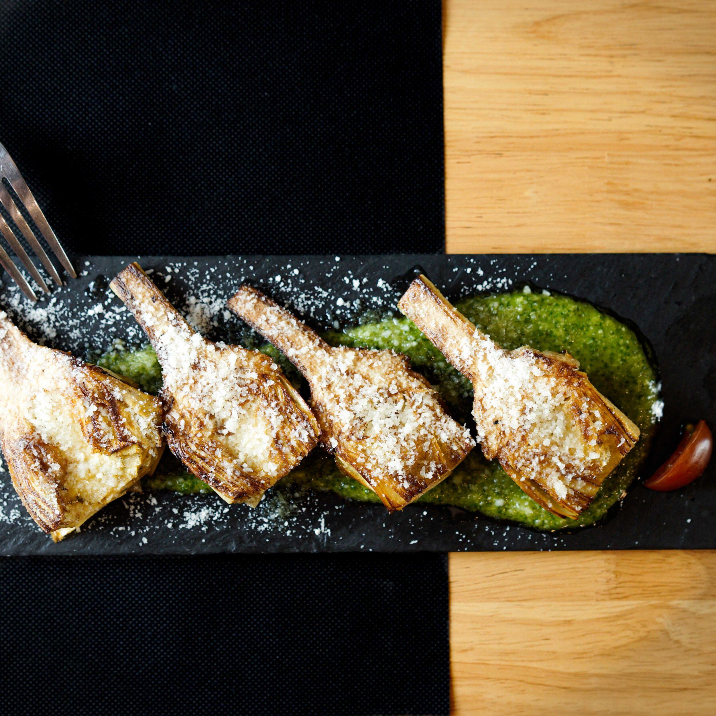 Alcachofas a la plancha con pesto d’albahaca y pecorino romano. en 