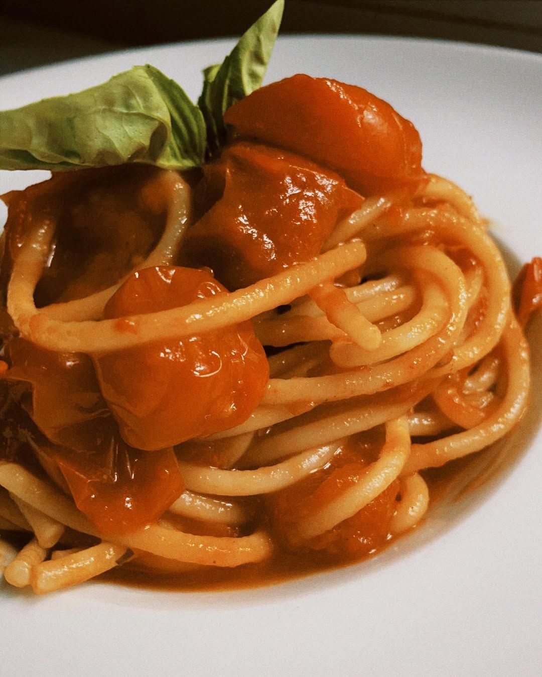 SPAGHETTI QUADRATI POMODORO E BASILICO en 