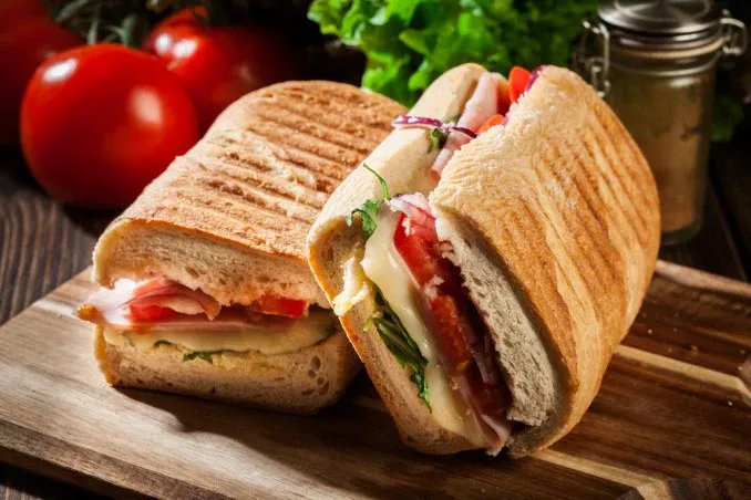 panino imbottito piastrato en Monasterace