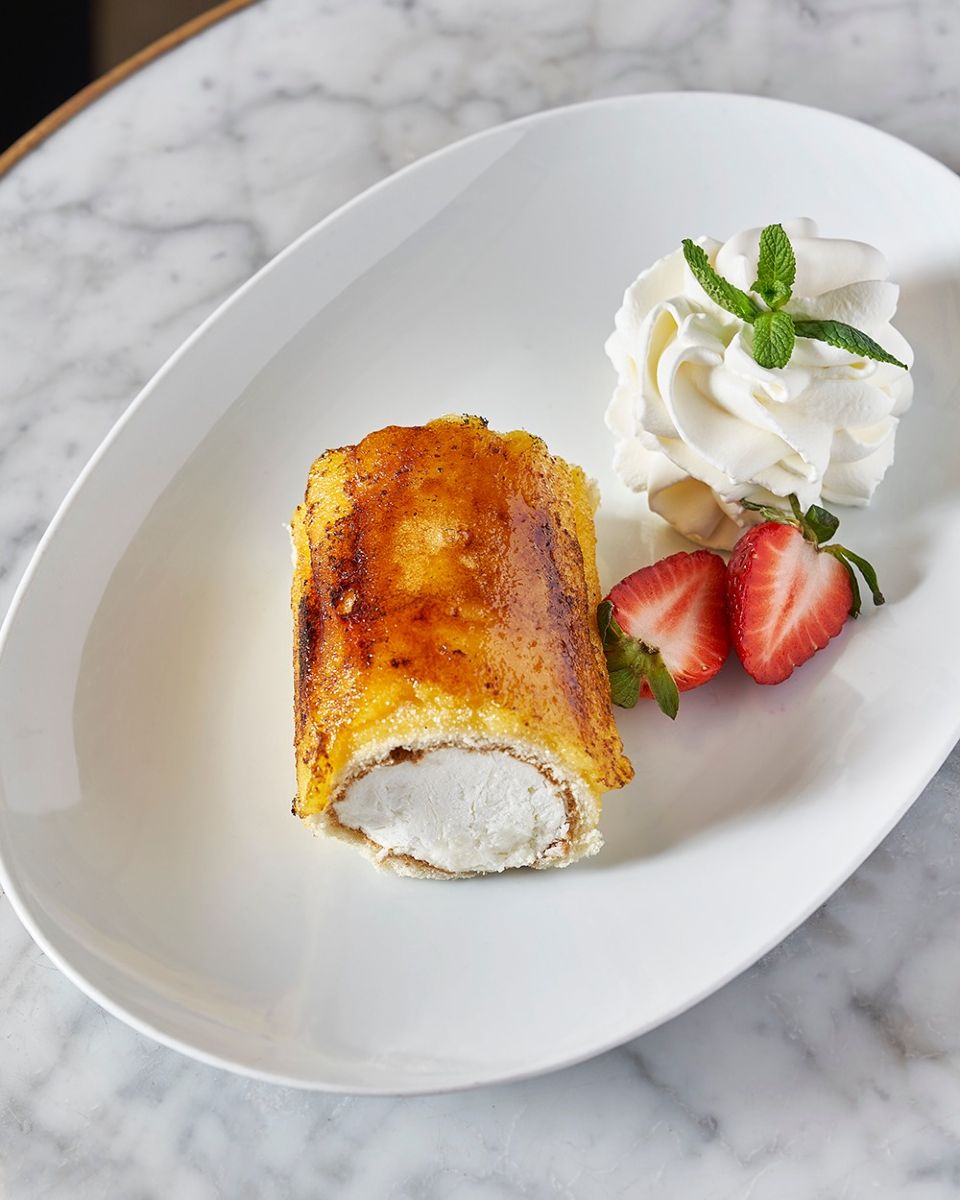 Brazo de gitano relleno de nata con frutos rojos en 