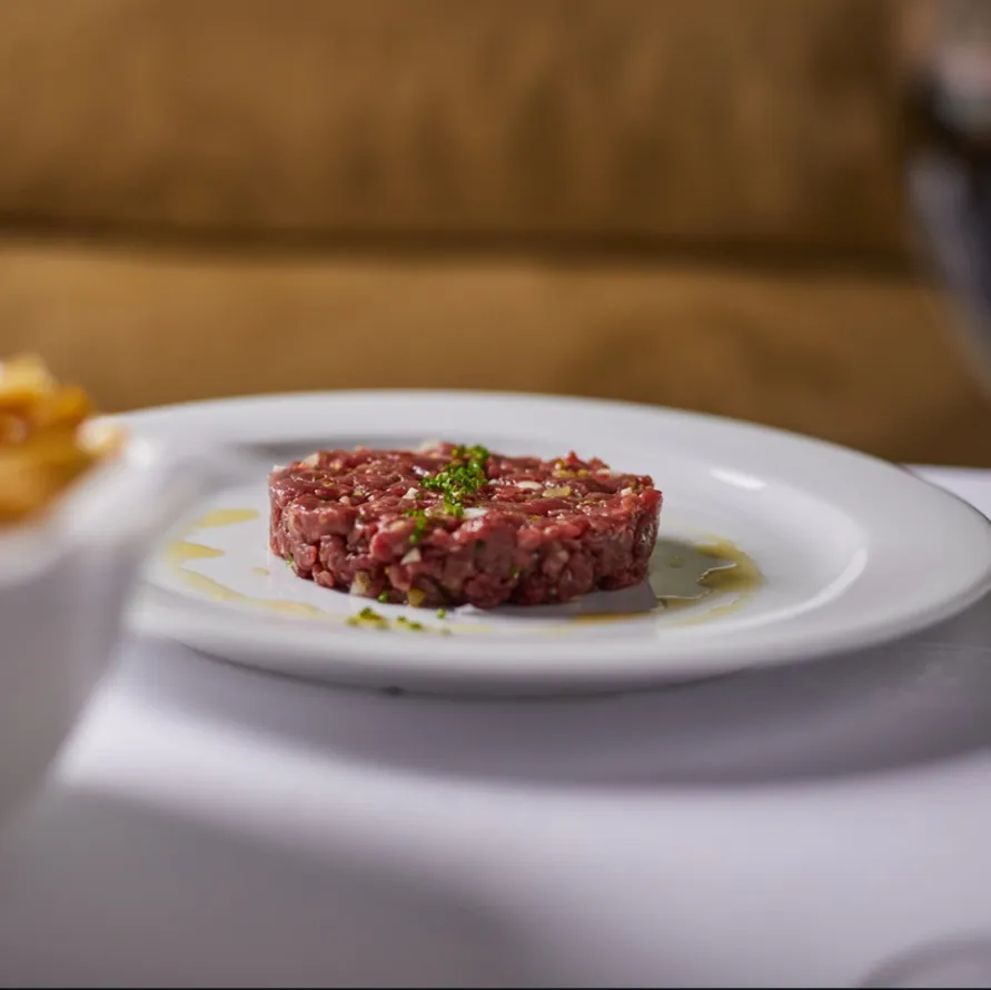 Steak tartar de buey cortado a mano ligeramente al jerez en 