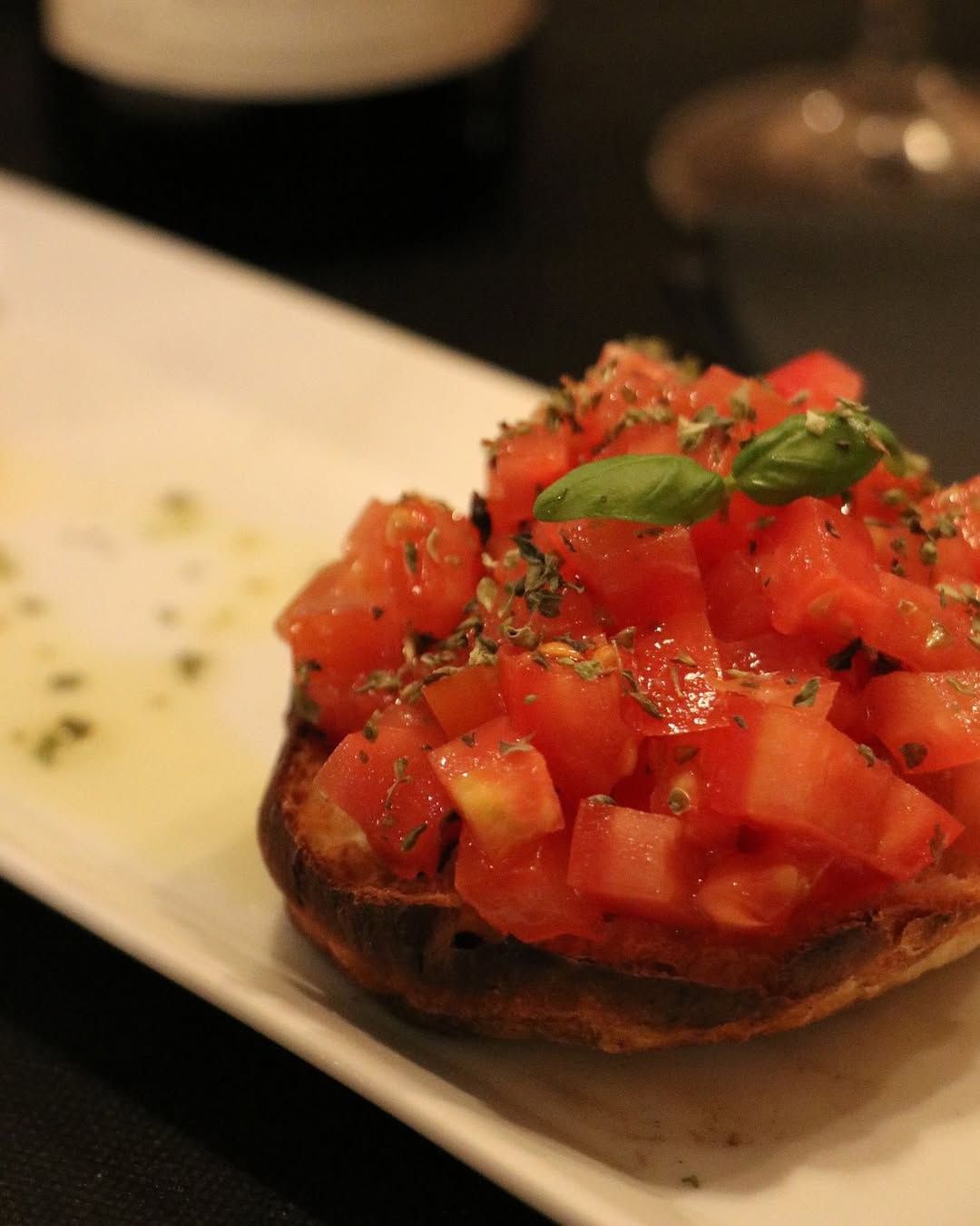 TOSTADA DE PAN CASERO CON tomate y albahaca en 