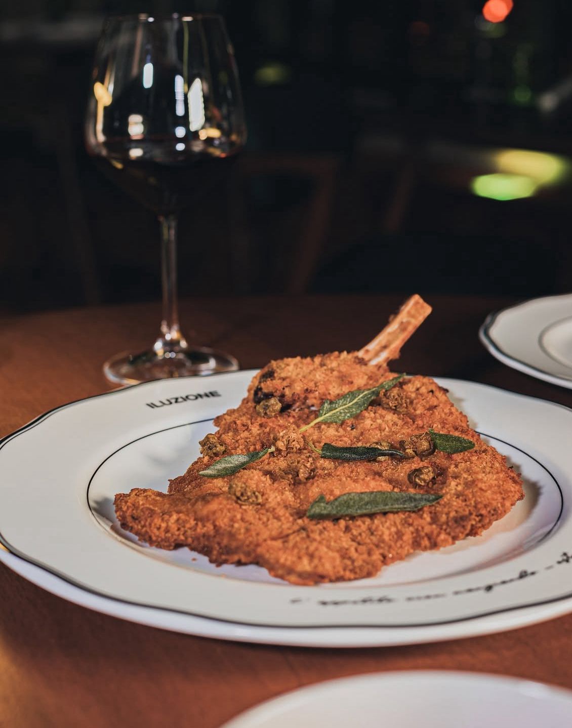 Cotoletta de ternera milanese con salvia y limón, ideal para 2 personas. en Barcelona