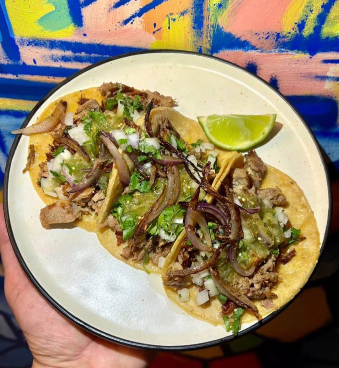 tacos with carnitas en 