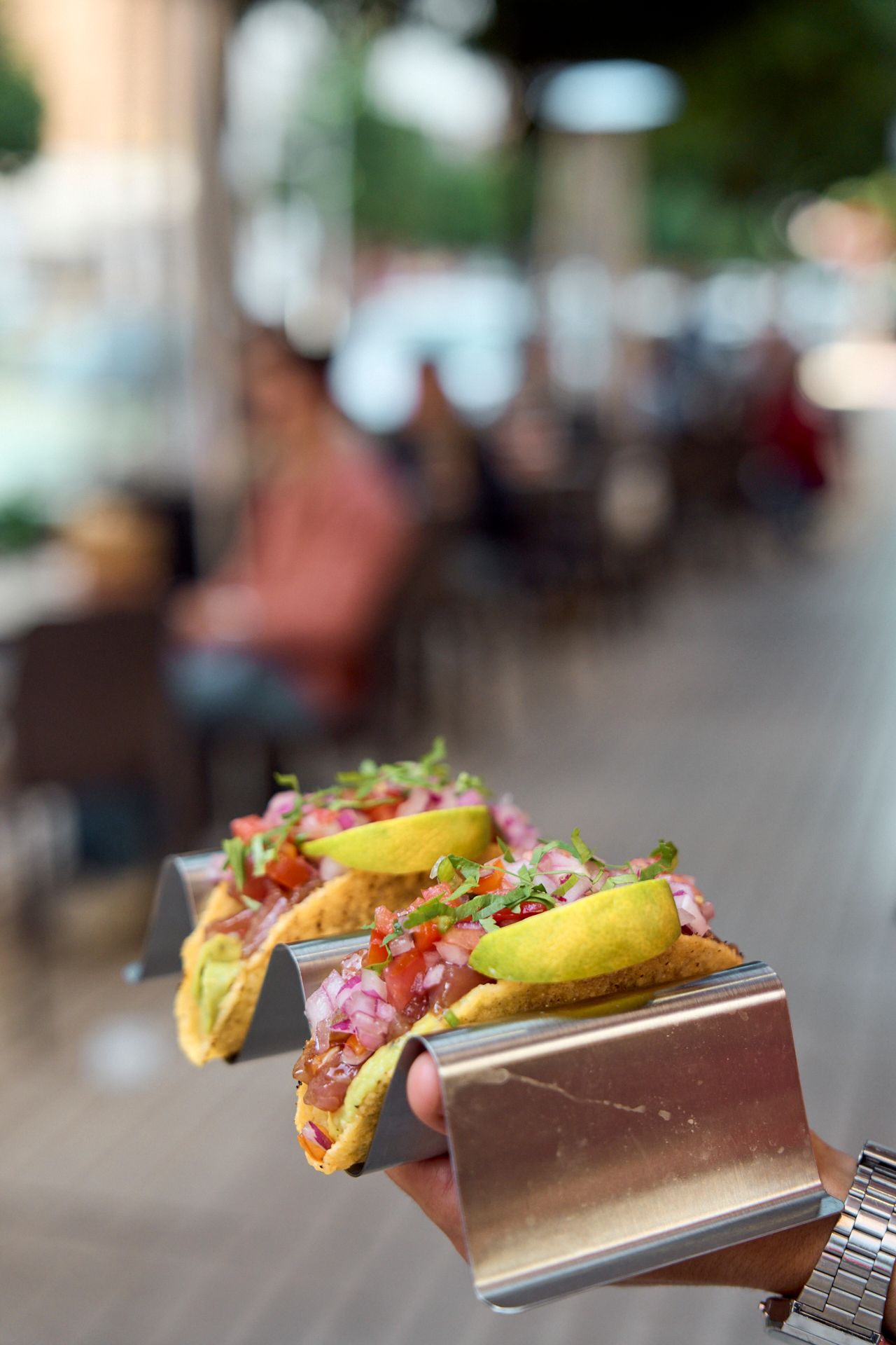 taco de tartar de atún guacamole y pico de gallo  en 