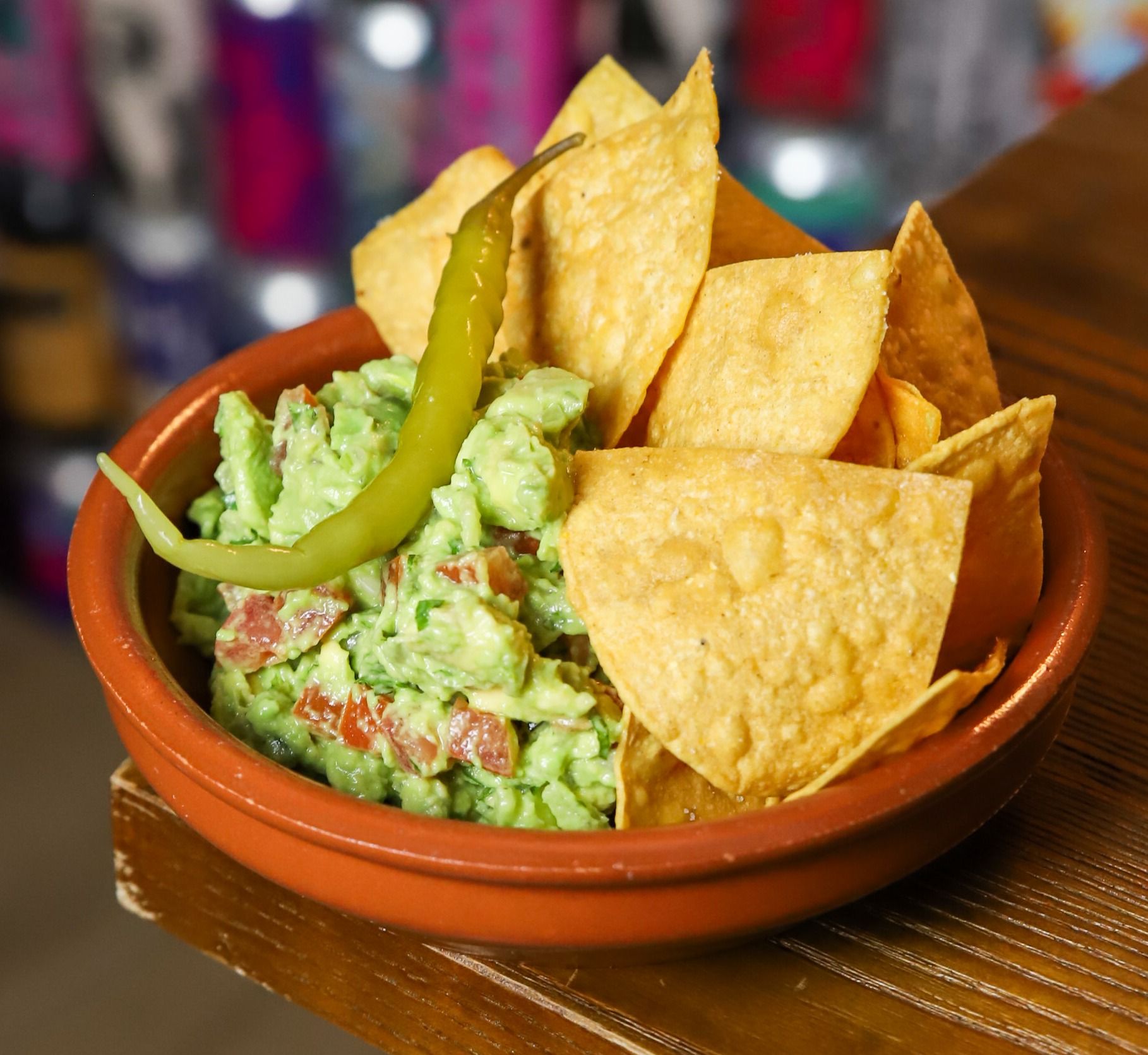 guacamole and tortilla chips en 