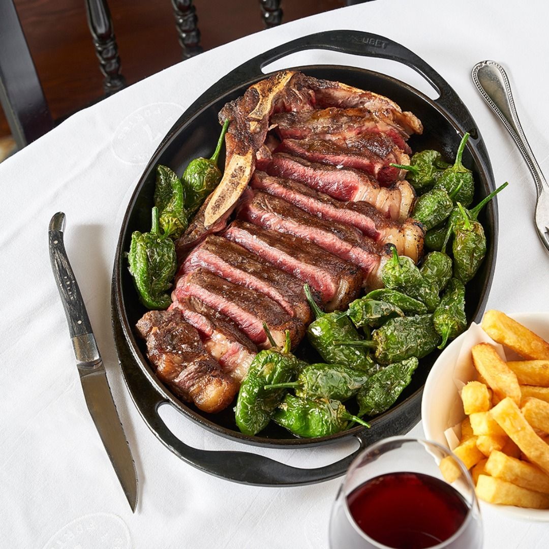Chuletón de vaca frisona (900 gr) fileteado con pimientos de Padrón en 