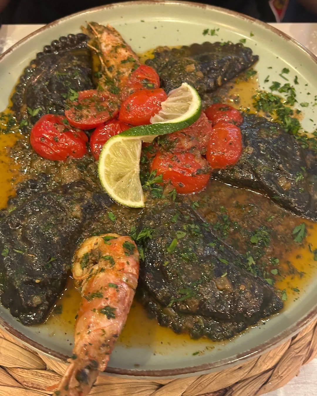 MEZZELUNE NEGRAS DE SALMÓN & GAMBAS  en 