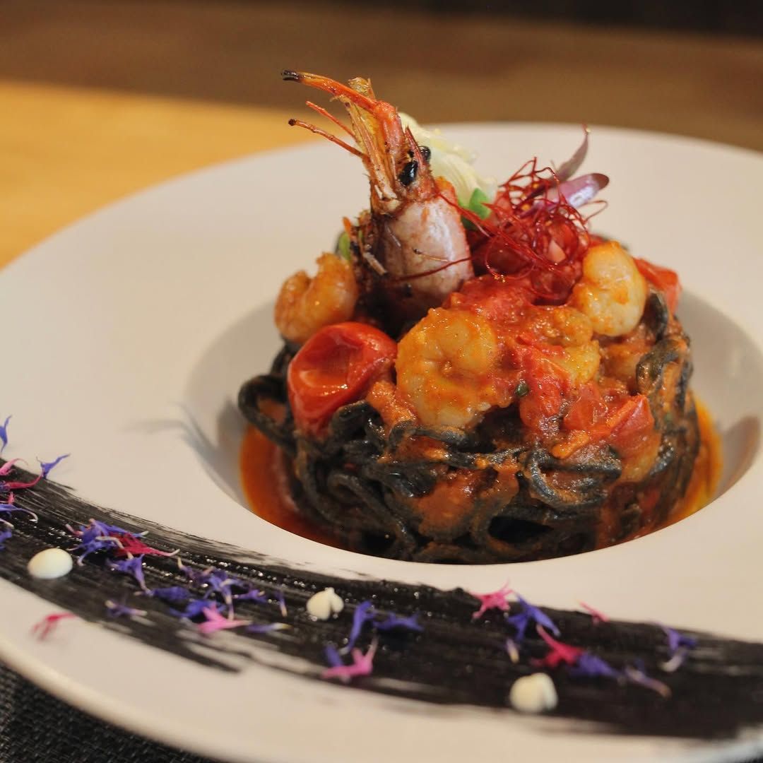 Spaghetti con tinta de calamar y gambas. en 