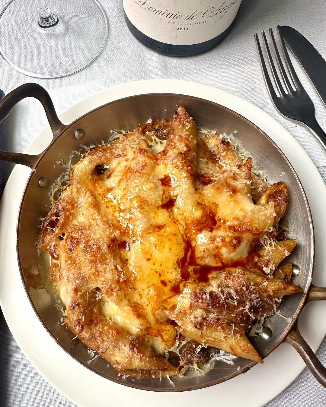 Macarrones gratinados de rustido de pollo, cerdo y ternera en 