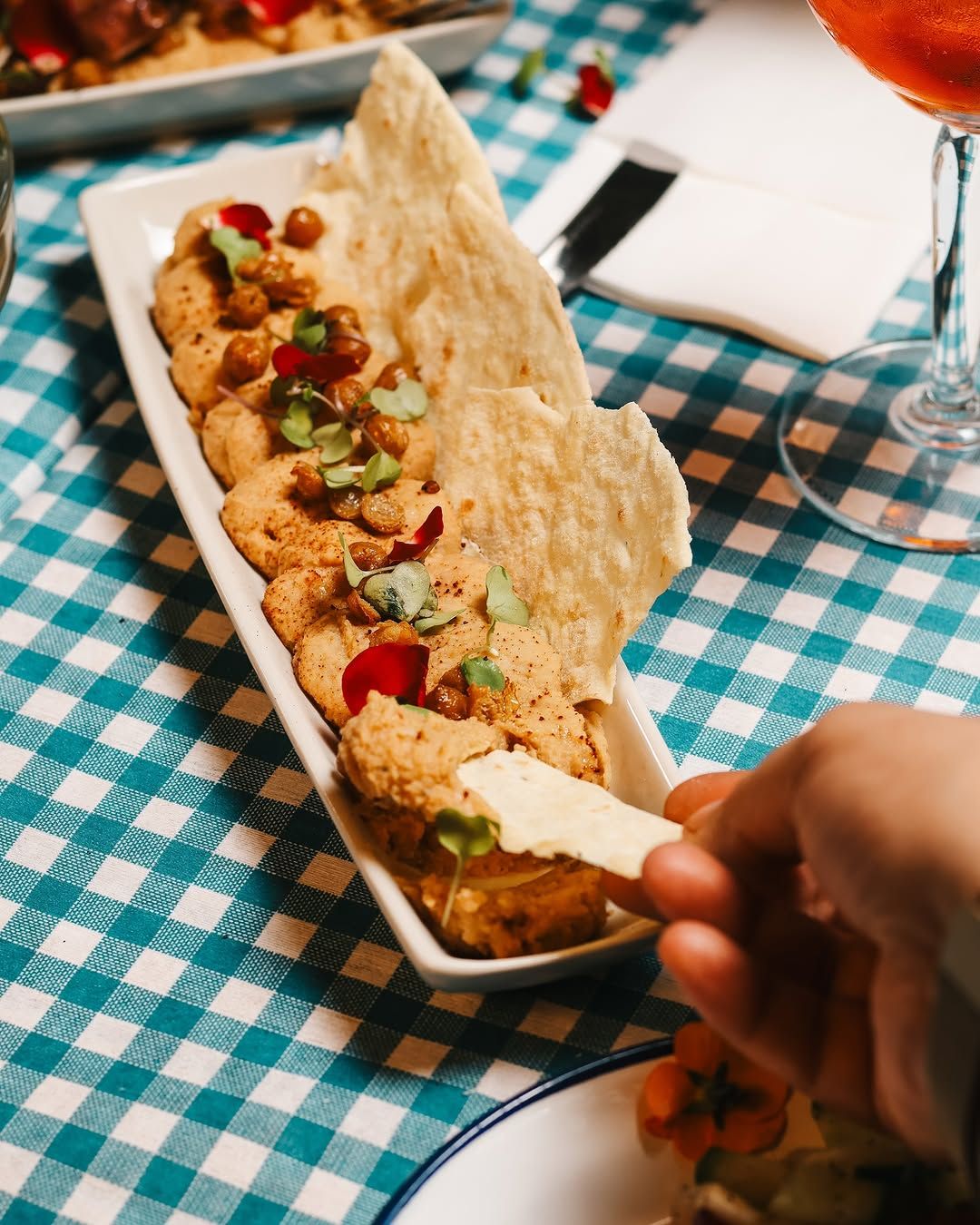 hummus de garbanzos con pan guttiau y garbanzos crujientes en 
