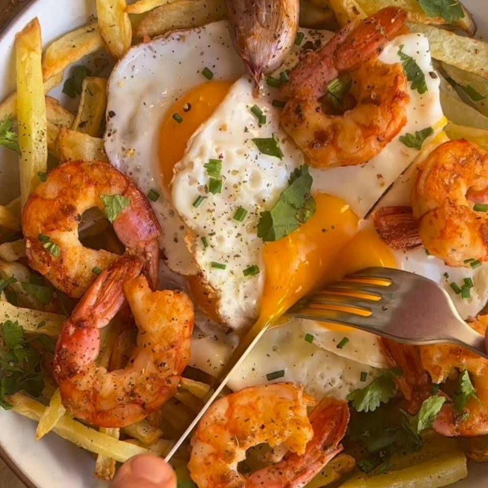 Huevos rotos con gambas en 