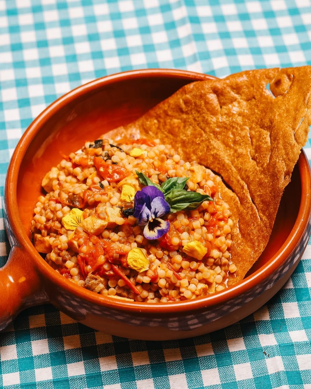"Fregola" pasta de Sardinia con salsa de mariscos y tomates cherri en 