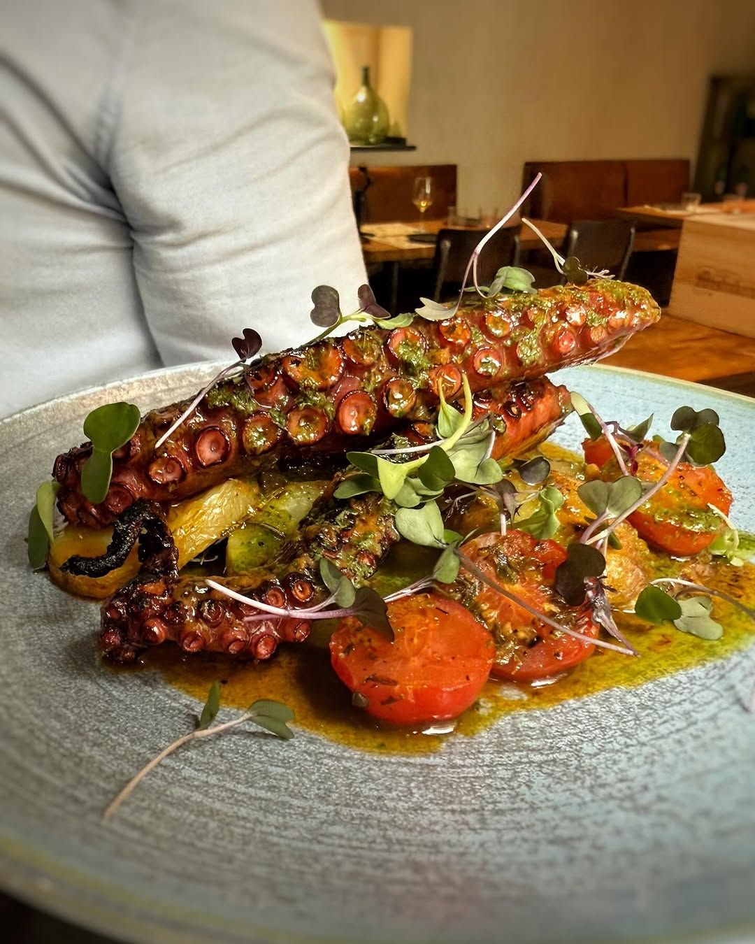 PULPO BRASEADO CON "CHIMICHURRI ITALIANO", PATATAS Y TOMATITOS ASADOS en 