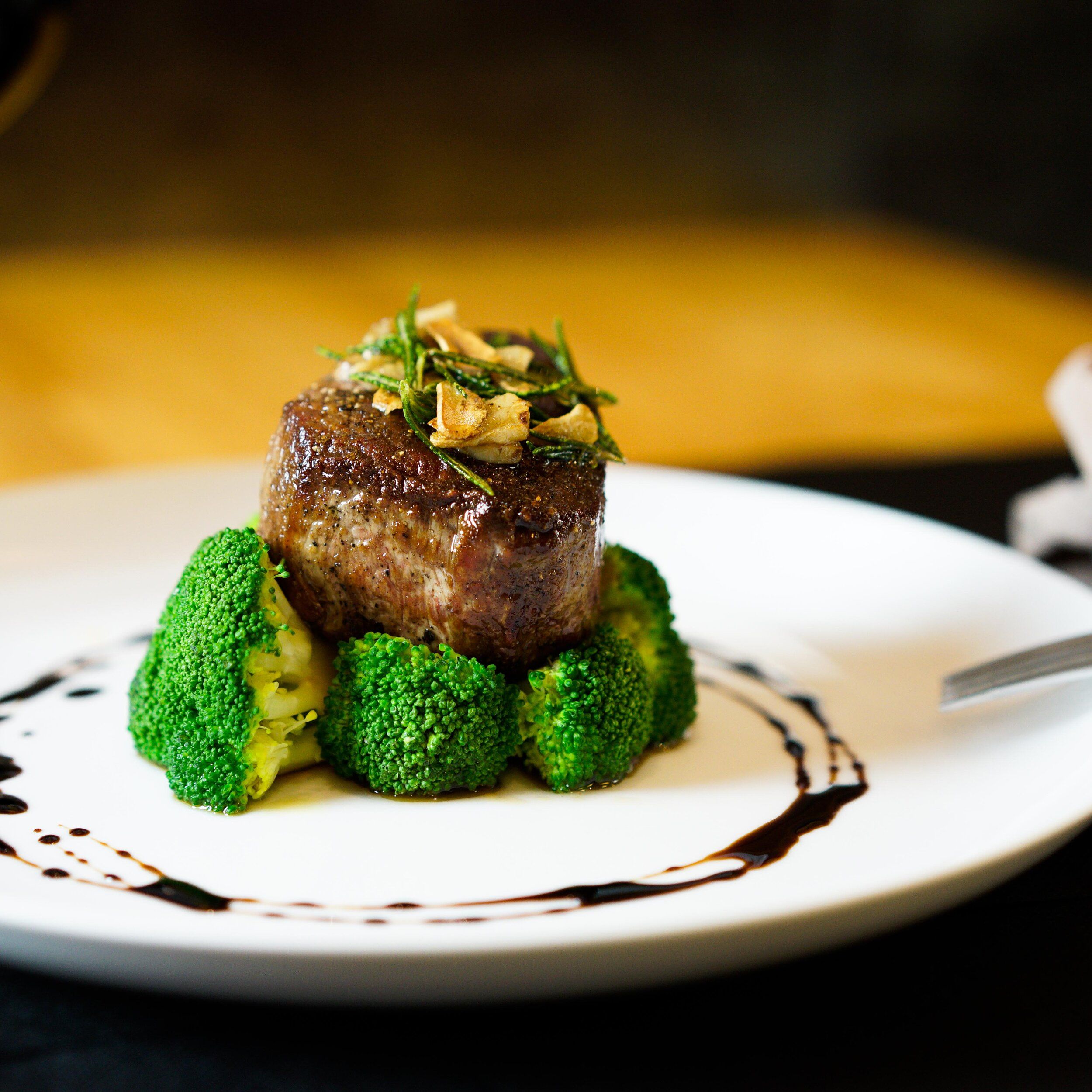 Filete de solomillo de vacuno 150g con romero, ajo y brócoli. en 