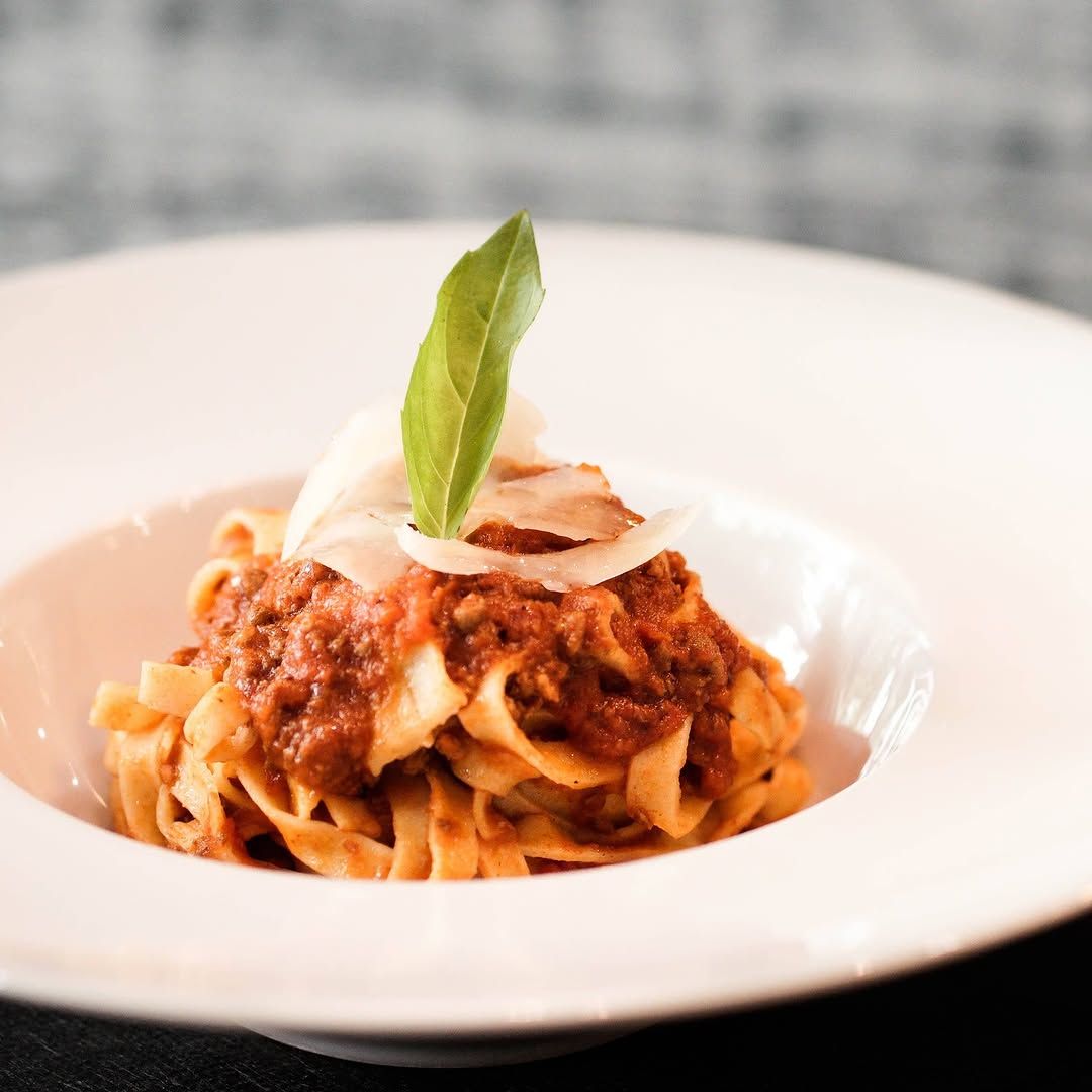 Fettuccine con salsa boloñesa. en 