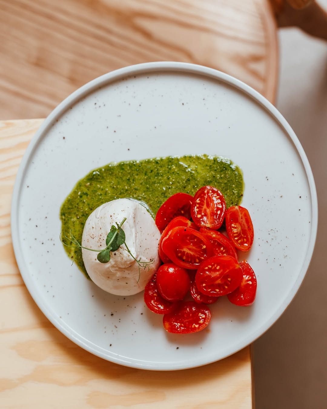 Burrata con Tomate Cherry y Pesto Genovés en 