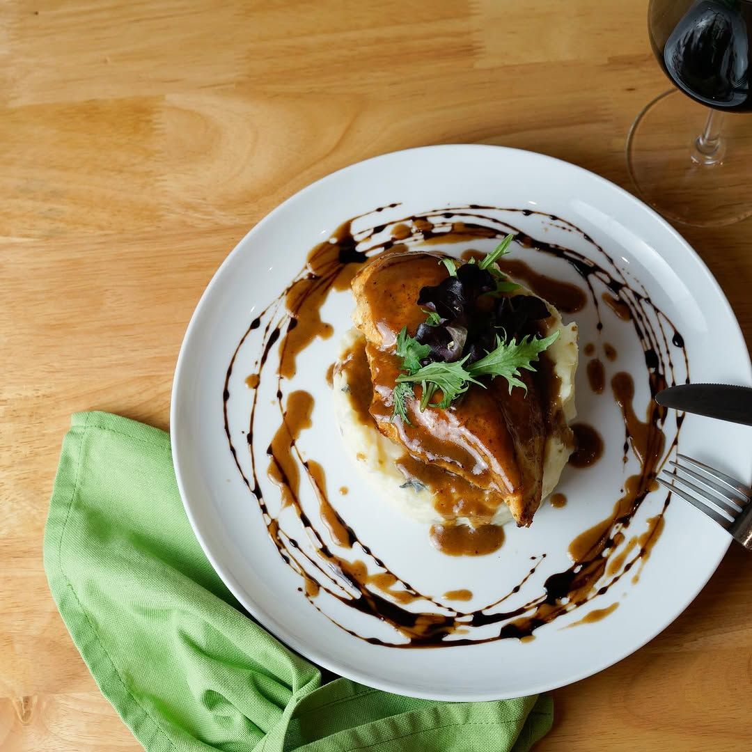 Pollo con salsa de vino Marsala y puré de patatas. en 